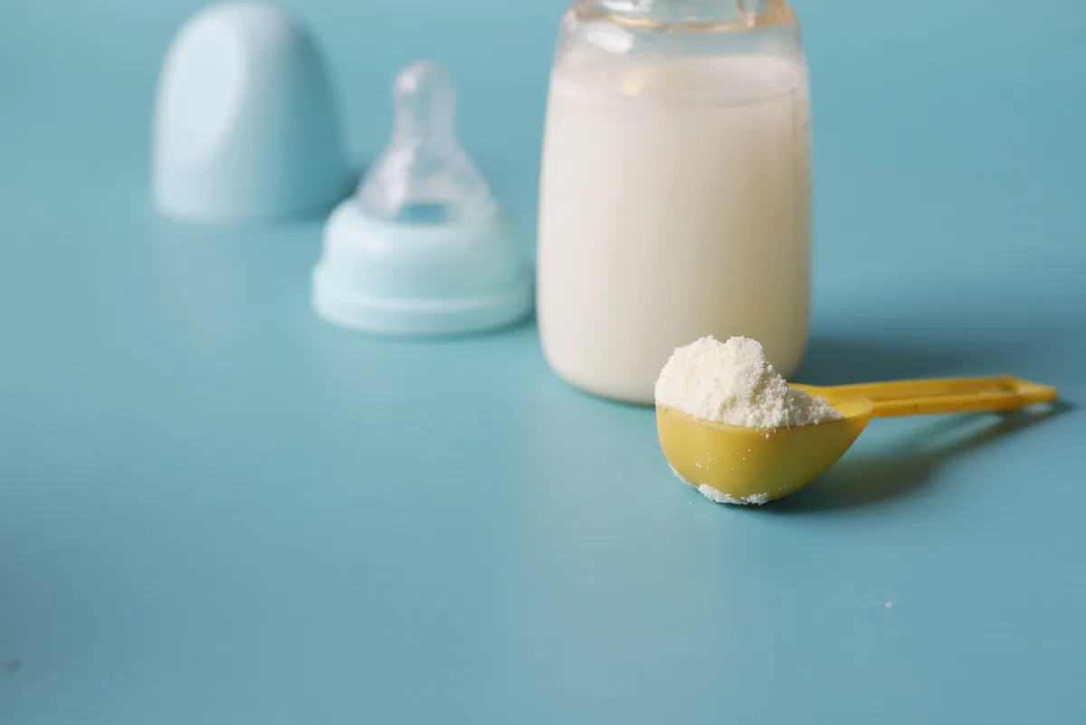 Mamadeira com leite, bico de silicone e colher dosadora com leite em pó, na categoria Alimentação do Bebê