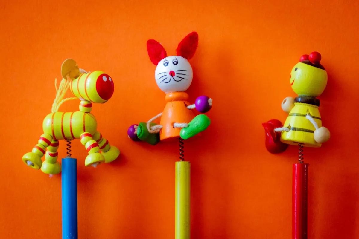 Três brinquedos de madeira coloridos com molinha, cavalo, coelho e abelha, na categoria Brinquedos e Educativos