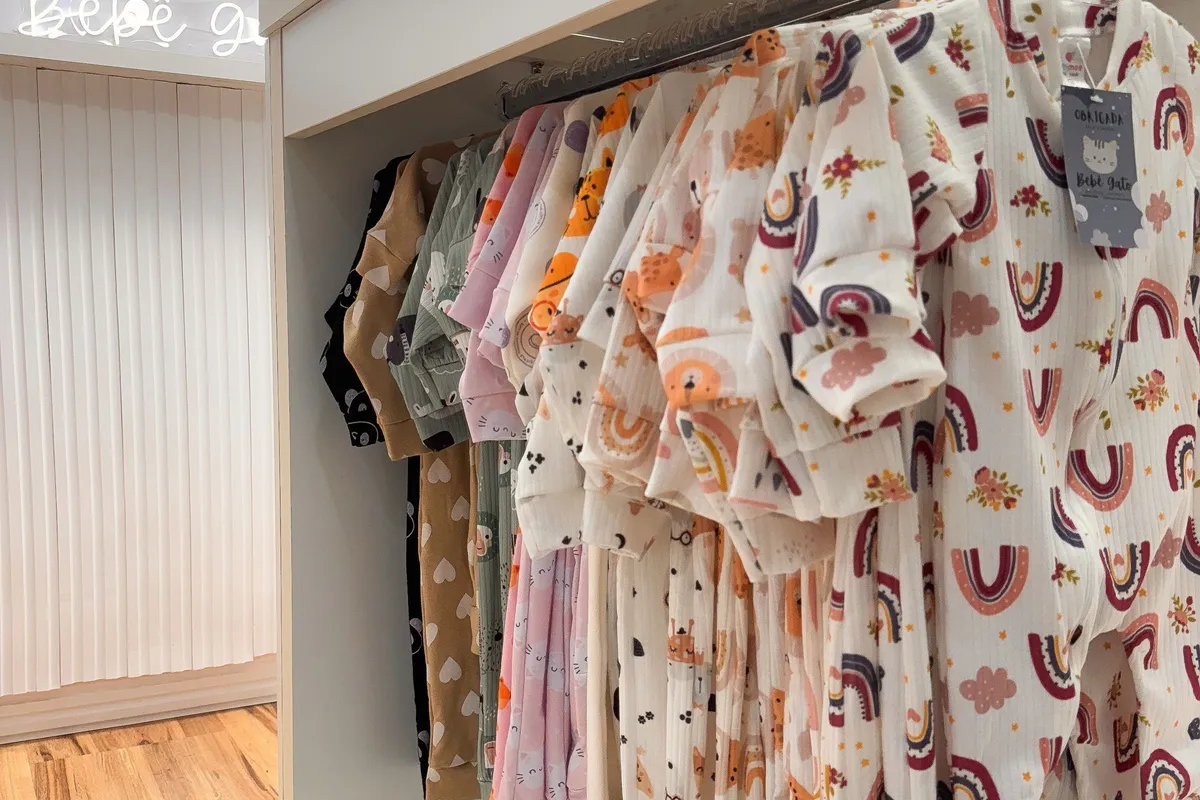 Arara com macacões de bebê estampados de arcos coloridos e bichinhos, na categoria Roupas Infantis
